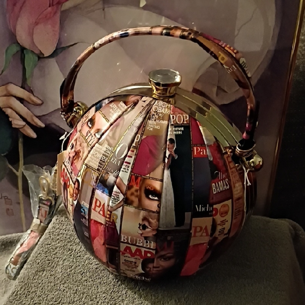 Chic Magazine Print Women's Clutch